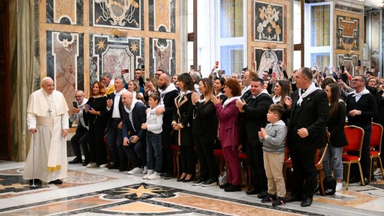 Franziskus in dem Saal Clementina im Vatikan