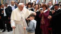 Franziskus grüßt ein Kind während der Audienz für die Apostolische Bruderschaft der Barmherzigkeit und die Gruppe "Kleines Haus der Barmherzigkeit" aus Gela