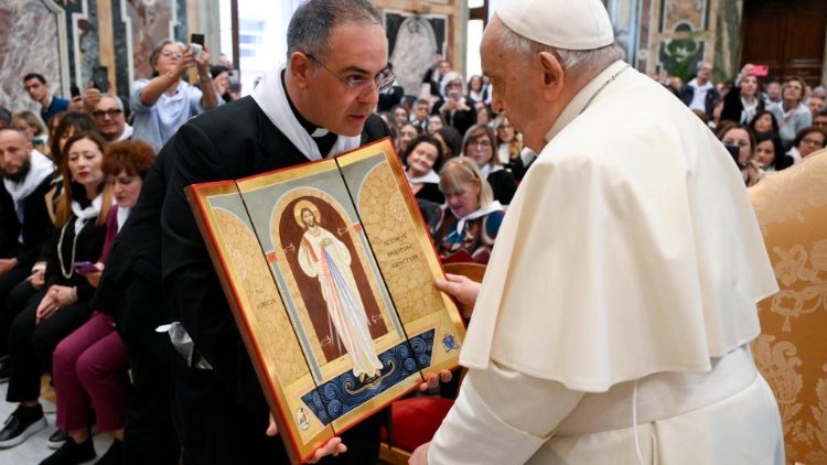 Der Papst mit Don Pasqualino Di Dio
