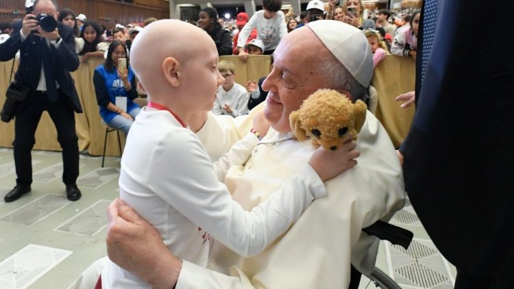 L'abbraccio tra Papa Francesco e una bambina malata