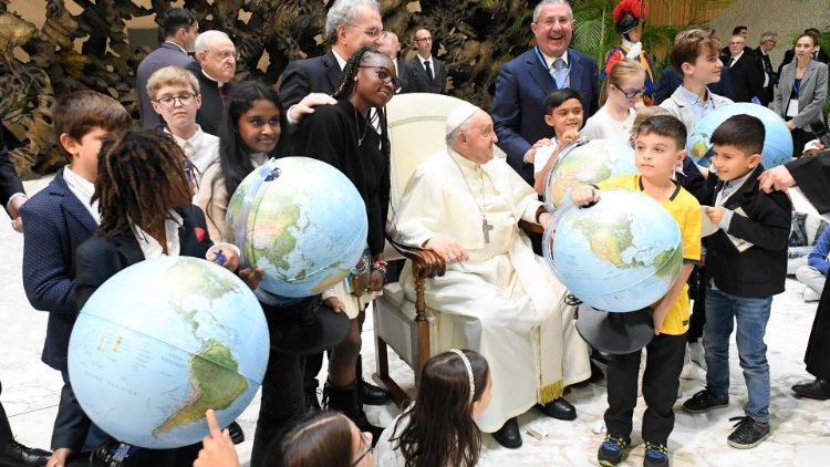 El Papa con los niños del mundo