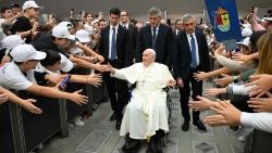 Papa Francisco e as crianças na Sala Paulo VI (6 de novembro de 2023)