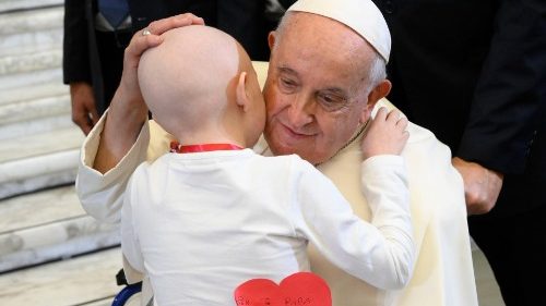Papst an Kinder: „Hört immer gut auf eure Eltern und Großeltern“