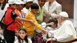 Im November traf der Papst Kinder in der Audienzhalle. 