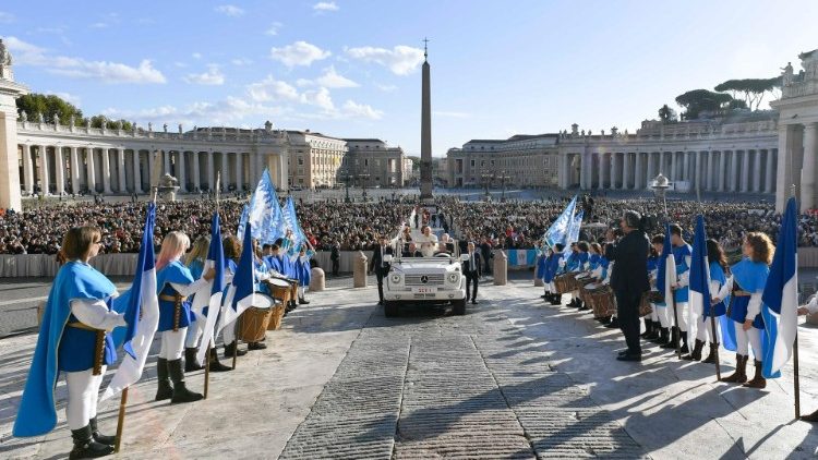 Generalaudienz: Eine Folkloregruppe aus Apulien steht für Papst Franziskus Spalier