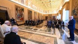 El Papa durante la audiencia con los responsables de la Secretaría de asuntos económicos