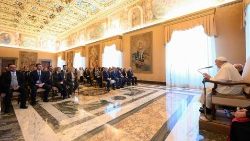 Les membres du secrétariat pour l'Économie lors de leur audience avec le Pape en novembre 2023.