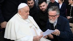 Padre Pierluigi Maccalli ao encontrar o Papa na Audiência Geral de quarta (15)