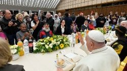 Papa Francisco no almoço com pessoas pobre na Sala Paulo VI