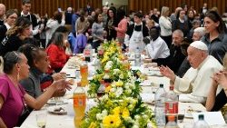 Pope Francis has lunch with poor people on the World Day of the Poor