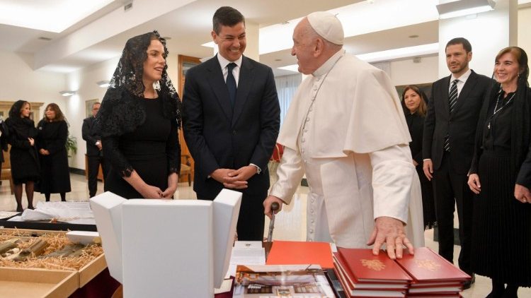 El presidente paraguayo con su consorte comparten con el Papa wl intercambio de regalos.