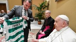 O Papa durante a audiência com os diretores e jogadores do Celtic Fotebol Clube de Glasgow (Vatican Media)