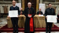 Kardinal Pietro Parolin (Mitte) nach der Verleihung des Ratzinger-Preises an Pablo Blanco Sarto und Francesc Torralba.
