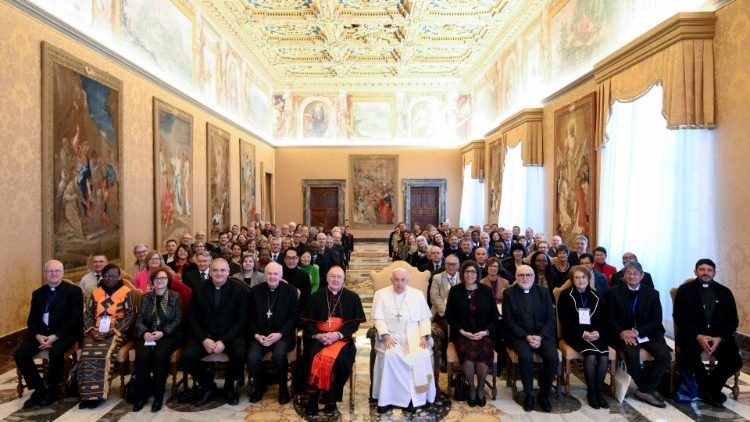 Foto de grupo: o Papa Francisco com os membros do Movimento dos Focolares (Vatican Media)