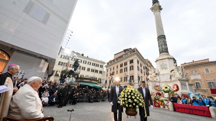 Pope Francis deposes roses at the footvof the colum bearing  the  statue of the Virgin Mary in Piazza di Spagna during the Act of Veneration on the Feats of the Immaculate Conception