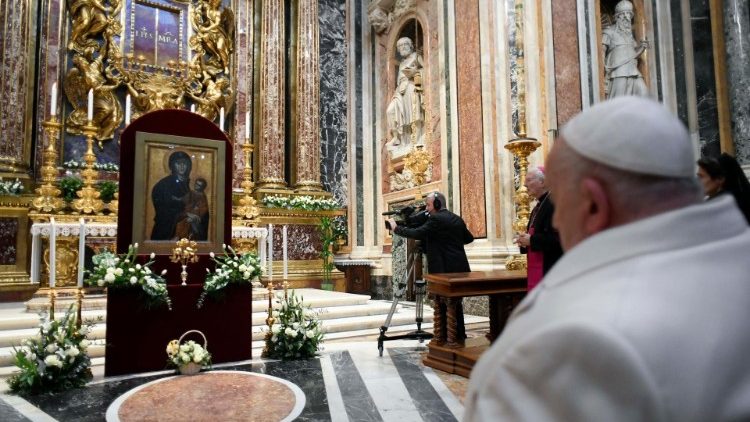 O Papa Francisco em oração diante do ícone da Salus Populi Romani (Vatican Media)