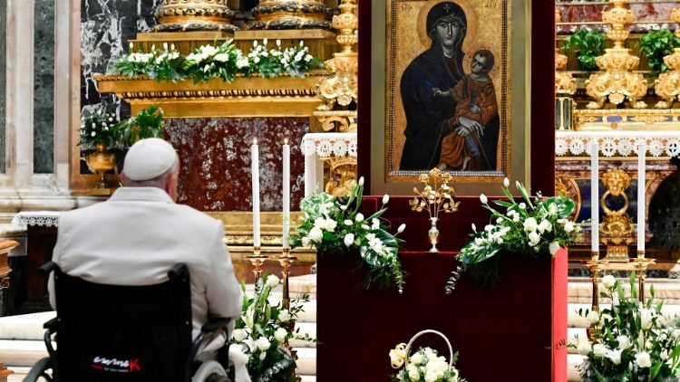 Papst Franziskus im Gebet vor der Marienikone "Salus Populi Romani"