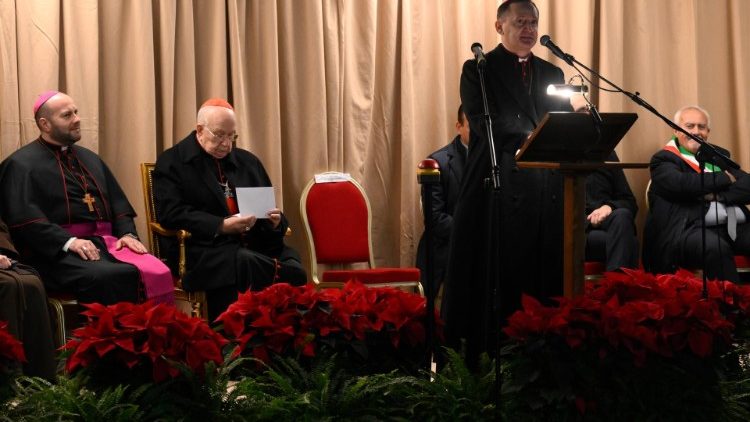 Panel de invitados a la presentación encabezados por el cardenal Vergéz Alzaga, presidente de la Gobernación de la  Ciudad del Vaticano