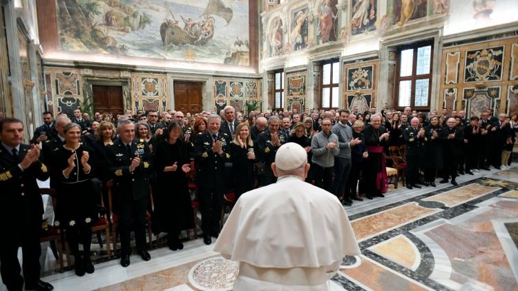 El Papa con una Delegación de la Aeronáutica Militar italiana, en el centenario de su institución