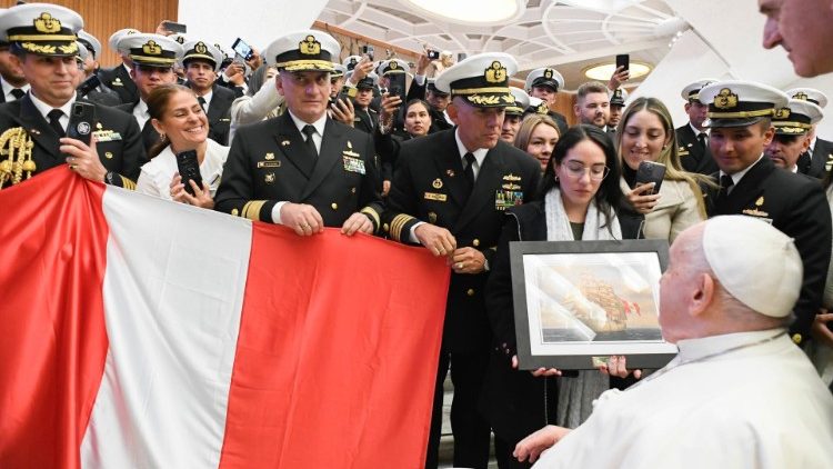 I marinai del Perù salutano il Papa