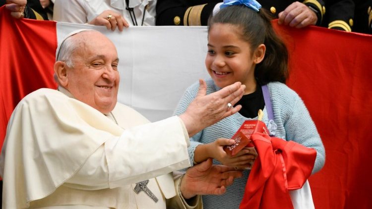 El Papa regala un pandoro a una niña en el Aula Pablo VI