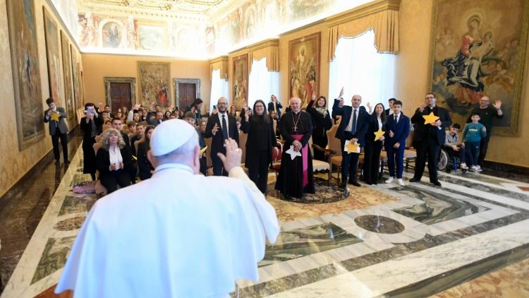 Il Papa saluta i ragazzi dell'Azione Cattolica