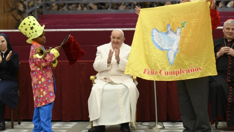 Lors de la fête d'anniversaire du 17 décembre en salle Paul VI. 