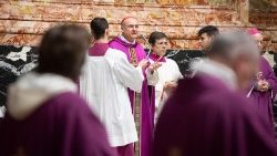El cardenal Mauro Gambetti preside la Santa Misa de preparación a la Navidad para los empleados de la Santa Sede