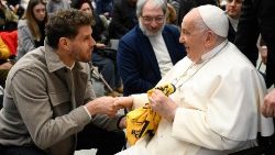 O Papa com o campeão de vôlei Bruno Mossa de Rezende, o Bruninho, na Audiência Geral