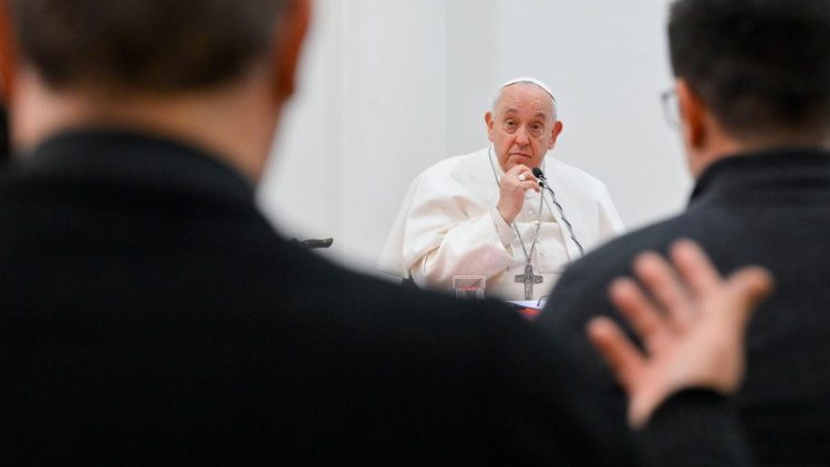 Papa em diálogo com os sacerdotes