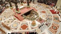 Franziskus feiert einen Gottesdienst am Hauptaltar des Petersdoms