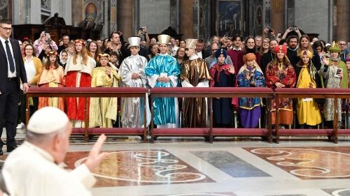 Sternsingerkinder assistieren bei Neujahrsmesse mit dem Papst 