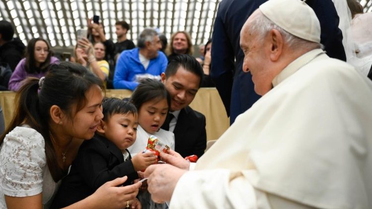 Il saluto di alcuni bambini al Papa