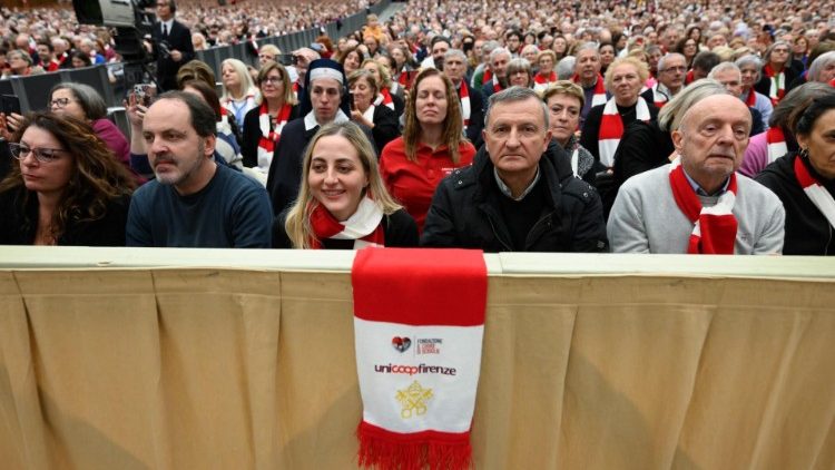 Milhares de pessoas da Unicoop e da Fundação "O coração se dissolve", na Sala Paulo VI
