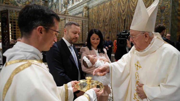 Il Papa battezza i bambini nella Cappella Sistina