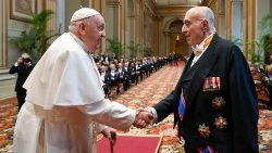 El Papa saluda al Embajador de Chipre acreditado ante la Santa Sede