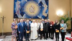 Papst Franziskus mit der Gruppe „Dialop" 