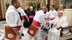 El Papa Francisco saluda a los "Facchini di Santa Rosa" de Viterbo