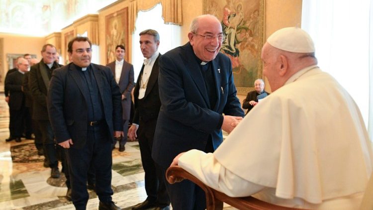 Il saluto del Papa ai sacerdoti in udienza