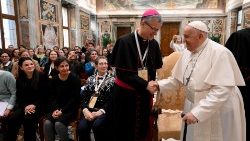 Le Pape avec Mgr Xavier Malle et les participants de l"Université des communicants en Église"