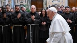 Le Pape salué par les Franciscains du Studium Biblicum, lundi 15 janvier. 