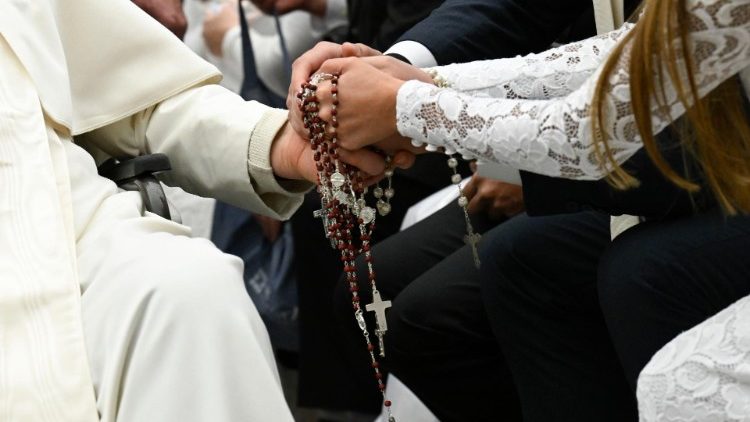 Es ist eine schöne Tradition, dass sich Neuvermählte nach der Generalaudienz vom Papst segnen lassen können