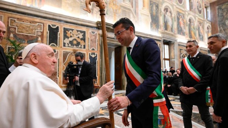 Roberto Padrin consegna in dono al Papa un pastorale in legno