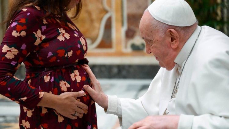 Franziskus segnet das ungeborene Kind einer schwangeren Korrespondentin