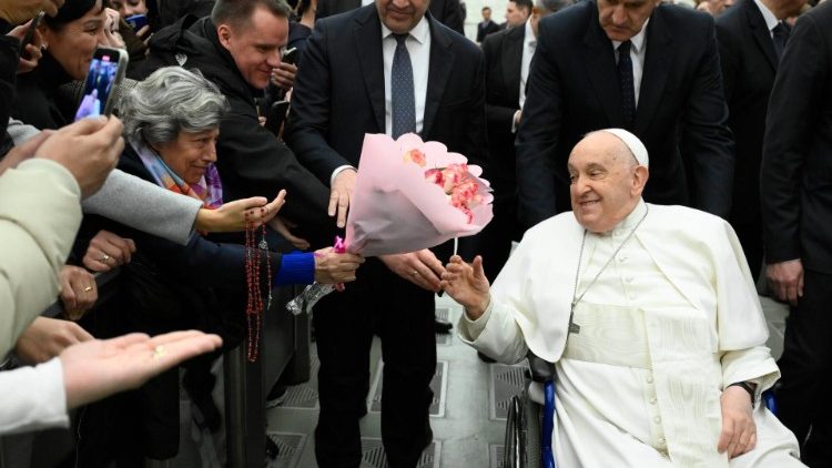 Il Papa durante i saluti a fine udienza