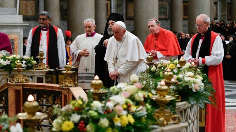 Papst Franziskus, Kardinal Kurt Koch, Erzbischof Welby und Metropolit Polykarpos vor dem Eingang zum Paulusgrab  
