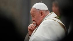 El Papa Francisco en un momento de oración durante la celebración de las Segundas Vísperas de la Conversión de San Pablo