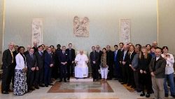 François entouré d'une délégation du Réseau mondial de prière du Pape.