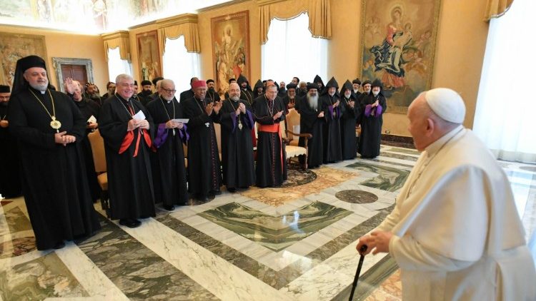 A chegada do Papa Francisco na Sala do Consistório