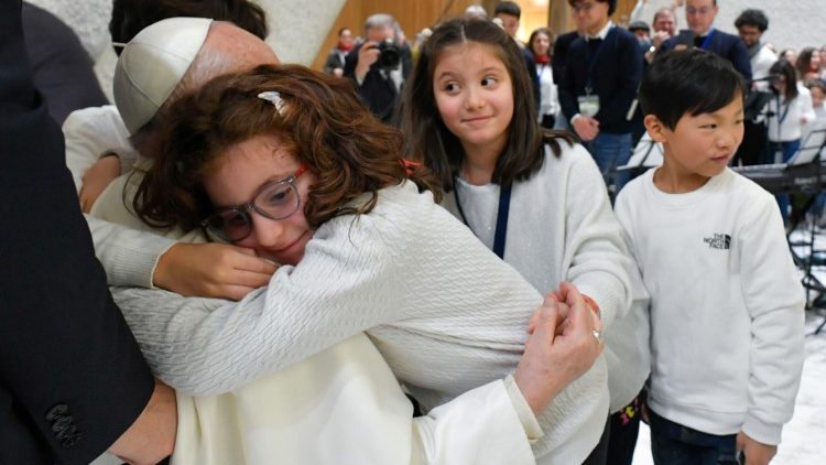 L'abbraccio di alcuni bambini al Papa in Aula Paolo VI